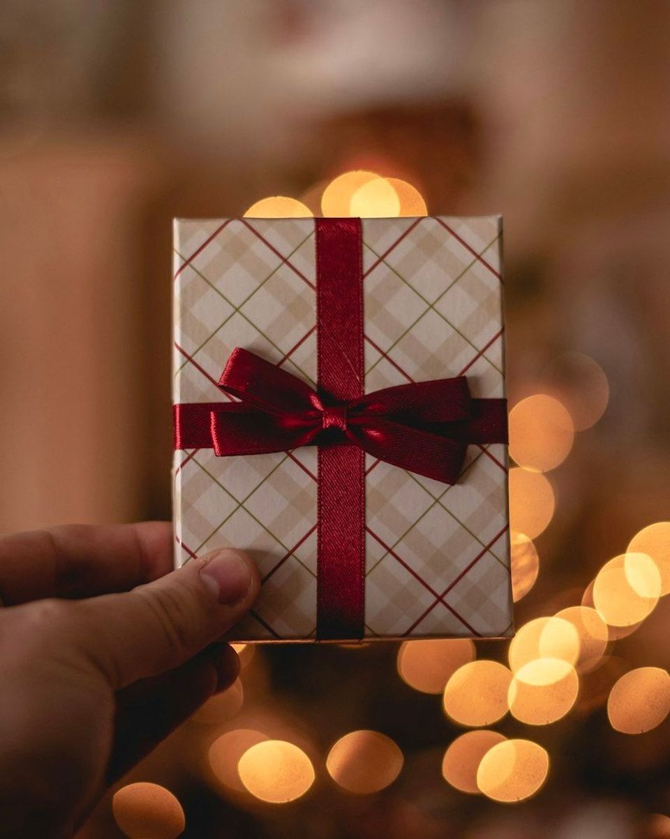 Person holding a white gift card