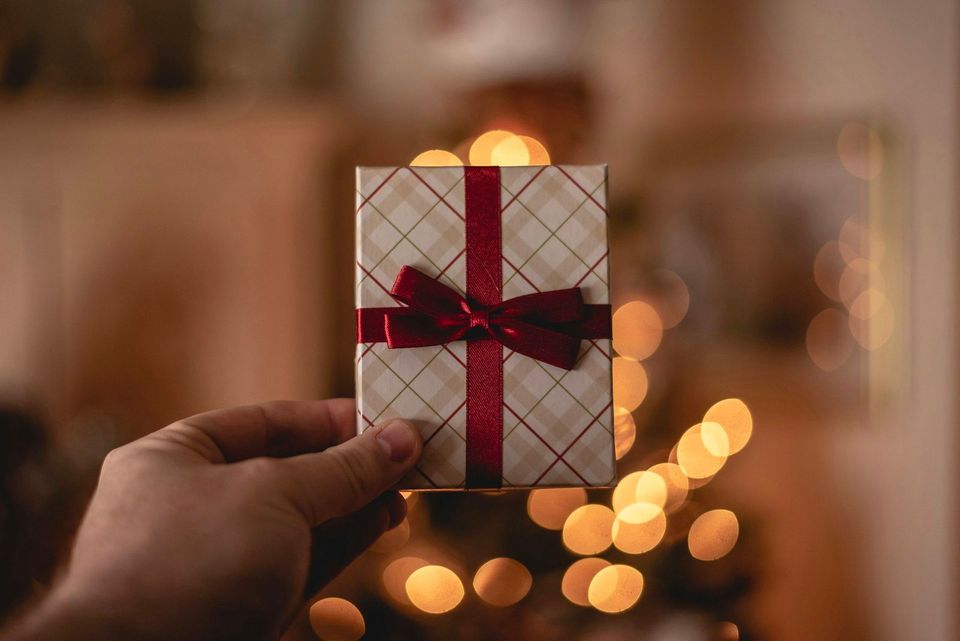 Person holding a white gift card